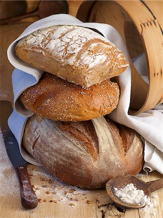 rustic bread - A stack of loaves Foto de stock - Sin royalties Premium, Código: 659-06188308