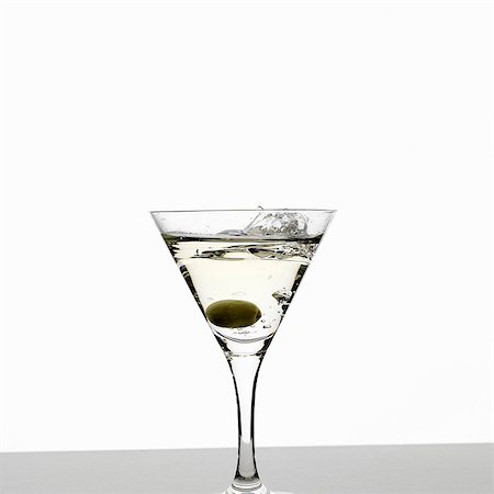 simsearch:659-08147335,k - Martini with olive Foto de stock - Sin royalties Premium, Código: 659-06188315