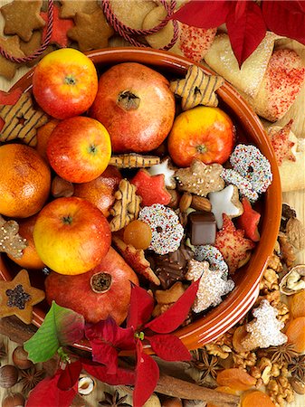 A Christmas arrangement of biscuits and fruit Stock Photo - Premium Royalty-Free, Code: 659-06188354