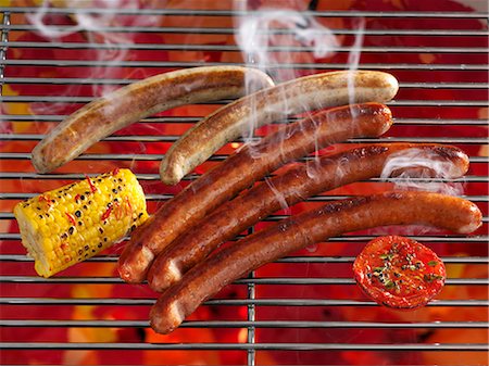 simsearch:659-09125898,k - Saucisses de fumer sur une grille Photographie de stock - Premium Libres de Droits, Code: 659-06188361