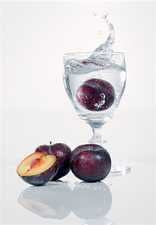 prunus domestica - Ein Pflaumenmus fallen in ein Glas Schnaps Stockbilder - Premium RF Lizenzfrei, Bildnummer: 659-06188376