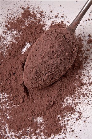Cocoa powder on a silver spoon Foto de stock - Sin royalties Premium, Código: 659-06188379