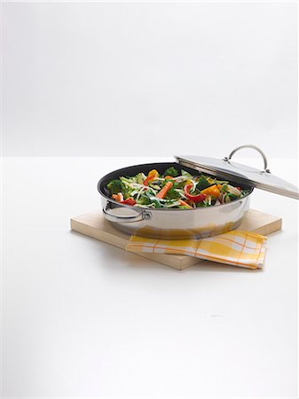 sauteeing - Sautéed vegetables in a pan Foto de stock - Sin royalties Premium, Código: 659-06188386