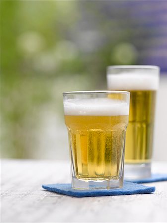 simsearch:659-03535665,k - Deux verres de bière légère Photographie de stock - Premium Libres de Droits, Code: 659-06188382