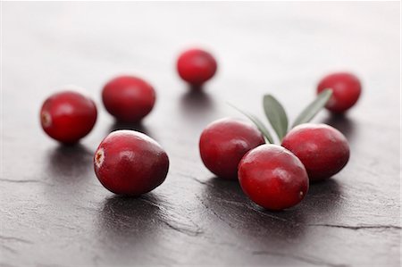 Cranberries on a slate surface Foto de stock - Sin royalties Premium, Código: 659-06188397