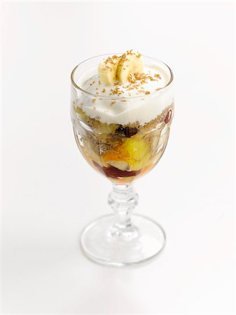 sundae - An ice cream sundae with fruit salad and cream Foto de stock - Sin royalties Premium, Código: 659-06188390