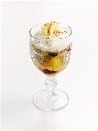 fruit sundae - Un sundae de crème glacée avec crème et salade de fruits Photographie de stock - Premium Libres de Droits, Code: 659-06188390