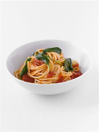 pasta dish - Spaghetti with tomatoes Foto de stock - Sin royalties Premium, Código: 659-06188391