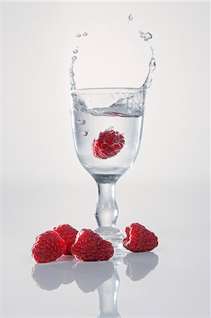 simsearch:659-06901423,k - A raspberry falling into a schnapps glass Foto de stock - Sin royalties Premium, Código: 659-06188404