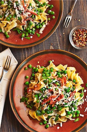 spiral noodle - Deux plaques de nouilles aux oeufs avec Bacon, les pois et les flocons de piment rouge Photographie de stock - Premium Libres de Droits, Code: 659-06188431