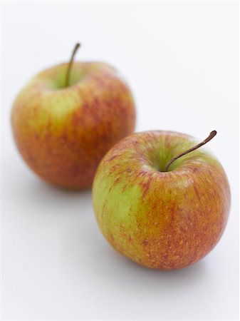 simsearch:659-06155344,k - Deux pommes Photographie de stock - Premium Libres de Droits, Code: 659-06188486