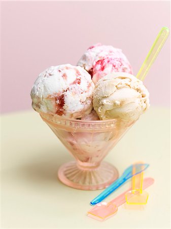 sundae - An ice cream sundae of mixed ice cream Foto de stock - Sin royalties Premium, Código: 659-06188517