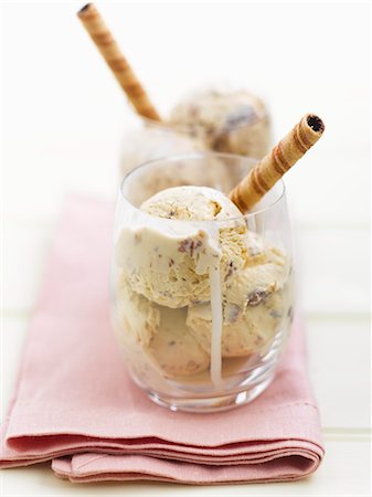 rum - Ice cream with rum and wafer rolls Foto de stock - Sin royalties Premium, Código: 659-06188519