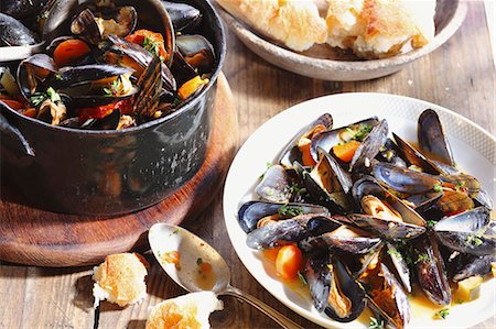 shellfish recipe - Steamed mussels and white bread Foto de stock - Sin royalties Premium, Código: 659-06188536