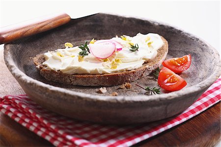 simsearch:659-06495132,k - Une tranche de pain garnie de fromage à la crème, les germes de haricots et les radis Photographie de stock - Premium Libres de Droits, Code: 659-06188530