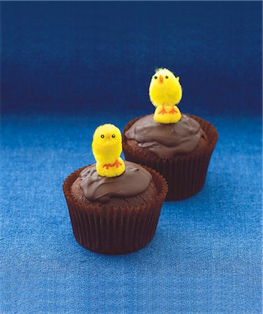 simsearch:659-06372477,k - Chocolate cupcakes decorated with Easter chicks Stock Photo - Premium Royalty-Free, Code: 659-06188546