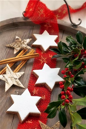 Étoiles de cannelle, feuilles de houx, bâton de cannelle et étoiles en bois Photographie de stock - Premium Libres de Droits, Code: 659-06188582