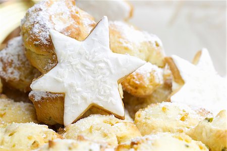 Stollen bites and star-shaped biscuits topped with coconut Stock Photo - Premium Royalty-Free, Code: 659-06188594