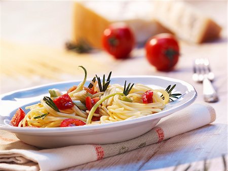 simsearch:659-03536273,k - Spaghetti à la tomate et romarin Photographie de stock - Premium Libres de Droits, Code: 659-06188598