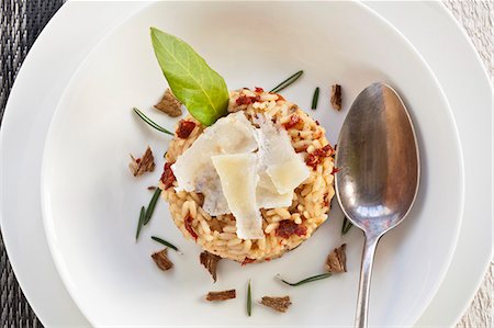 sundried tomato - Tessine rice risotto with dried tomatoes, herbs, porcini mushrooms and Parmesan cheese Foto de stock - Sin royalties Premium, Código: 659-06188591