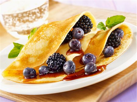 soft fruit dessert - Pancakes with blueberries and blackberries Stock Photo - Premium Royalty-Free, Code: 659-06188607