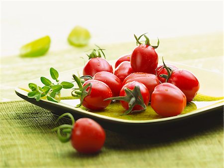 A plate of fresh tomatoes Foto de stock - Sin royalties Premium, Código: 659-06188602