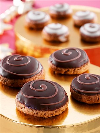 simsearch:659-06902719,k - Silesian 'pepper nut' biscuits with a chocolate glaze Foto de stock - Sin royalties Premium, Código: 659-06183638