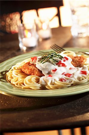 simsearch:659-01854859,k - Breaded Chicken with Creamy Parmesan Sauce over Spaghetti Foto de stock - Sin royalties Premium, Código: 659-06183658