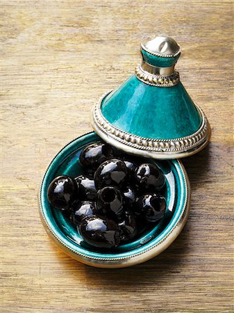 Olives noires dans un plat en forme de tajine Photographie de stock - Premium Libres de Droits, Code: 659-06183673