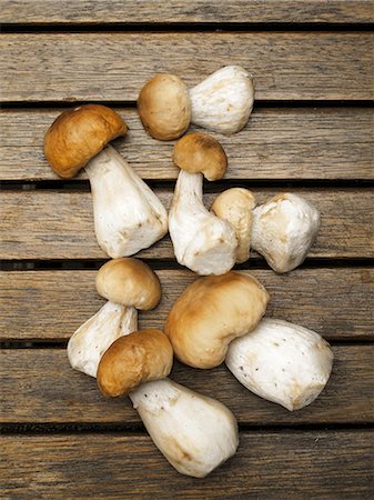 simsearch:659-07069686,k - Fresh porcini mushrooms on a wooden table Stock Photo - Premium Royalty-Free, Code: 659-06183685