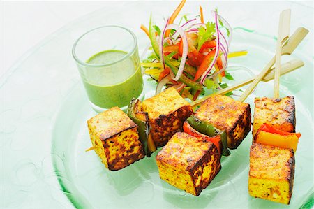 plats indiens - Paneer tikka (plat de fromage indien) avec une trempette de menthe Photographie de stock - Premium Libres de Droits, Code: 659-06183711