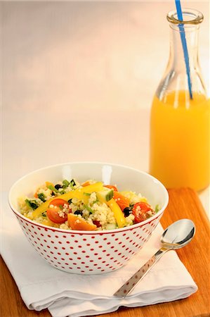 Salade de couscous aux légumes et jus d'orange Photographie de stock - Premium Libres de Droits, Code: 659-06183805