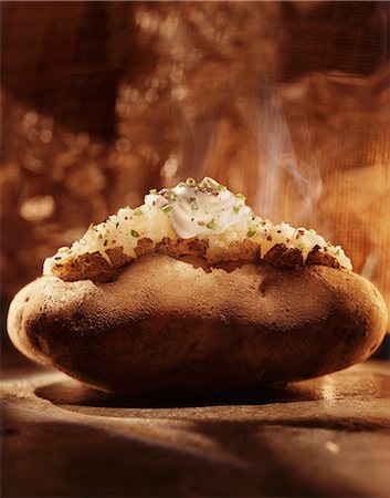 simsearch:659-08148014,k - Steaming baked potato Stock Photo - Premium Royalty-Free, Code: 659-06183815