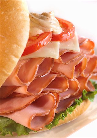 simsearch:659-08904652,k - Sandwich au jambon avec fromage suisse, tomates et moutarde de Dijon Photographie de stock - Premium Libres de Droits, Code: 659-06183819