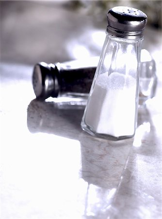 simsearch:659-01845965,k - Sel et poivrières ; Poivre Shaker à pointe sur Photographie de stock - Premium Libres de Droits, Code: 659-06183823