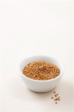 A bowl of mustard seeds Foto de stock - Sin royalties Premium, Código: 659-06183835