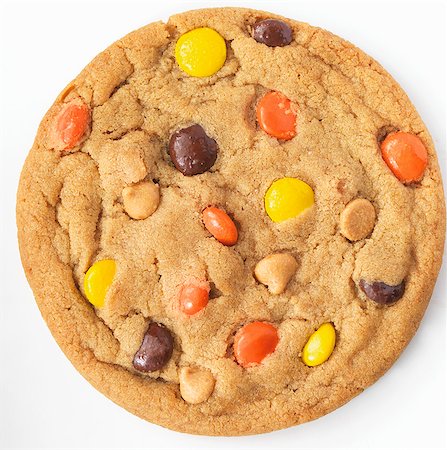 Reeses Pieces and Peanut Butter Chip Cookie; White Background Stock Photo - Premium Royalty-Free, Code: 659-06183844