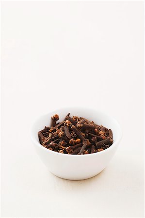 simsearch:659-06183870,k - A bowl of cloves Fotografie stock - Premium Royalty-Free, Codice: 659-06183865