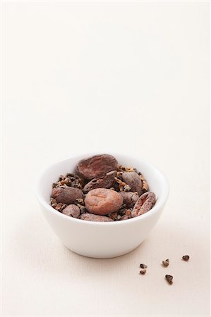 A bowl of cardamon seeds Foto de stock - Sin royalties Premium, Código: 659-06183871