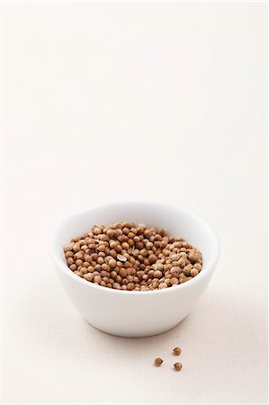 seasonings ingredients - Un bol de graines de coriandre Photographie de stock - Premium Libres de Droits, Code: 659-06183872