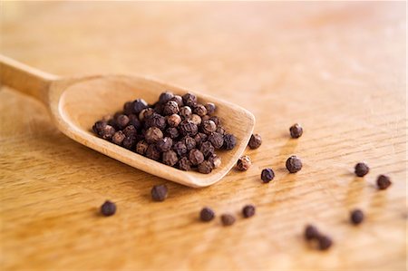 Black peppercorns on a wooden scoop Foto de stock - Sin royalties Premium, Código: 659-06183909