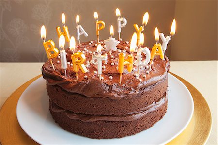 pastel de cumpleaños - A chocolate birthday cake with lots of candles Foto de stock - Sin royalties Premium, Código: 659-06183926