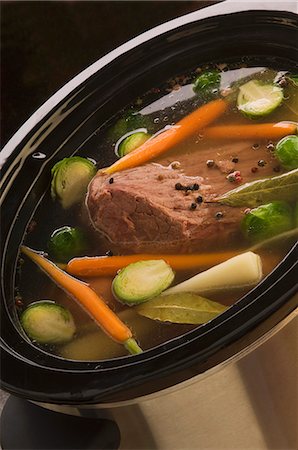 Cooked beef in vegetable broth Foto de stock - Sin royalties Premium, Código: 659-06183920