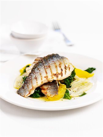 Grilled sea bass on spinach with oranges Foto de stock - Sin royalties Premium, Código: 659-06183949
