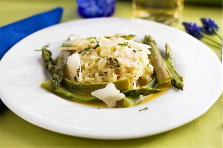 parmigiano-reggiano - Asparagus risotto with grated Parmesan Foto de stock - Sin royalties Premium, Código: 659-06183970