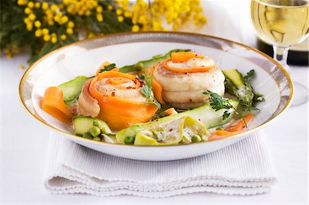 spring dish not people - Sole rolls with spring vegetables Foto de stock - Sin royalties Premium, Código: 659-06183973