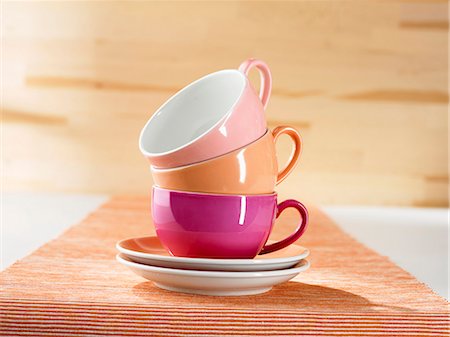 simsearch:659-01845916,k - Une pile de tasses colorées Photographie de stock - Premium Libres de Droits, Code: 659-06183985