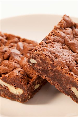 simsearch:659-06306155,k - Two Vegan Nut Brownies Made with Tofu; Close Up Fotografie stock - Premium Royalty-Free, Codice: 659-06306156