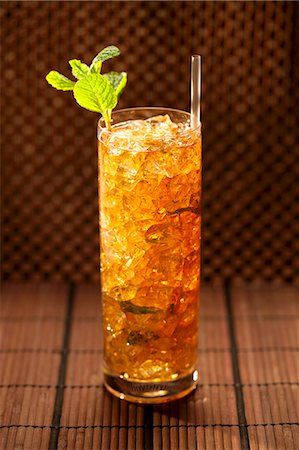 Mint Julep with a Straw Foto de stock - Sin royalties Premium, Código: 659-06306153