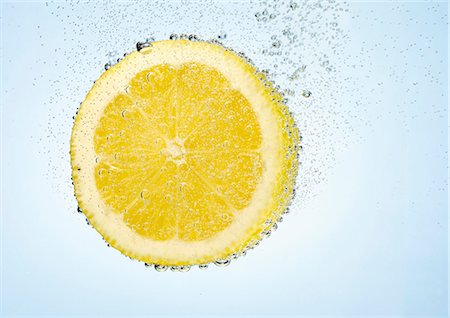 A lemon slice in water with air bubbles Foto de stock - Sin royalties Premium, Código: 659-06306175